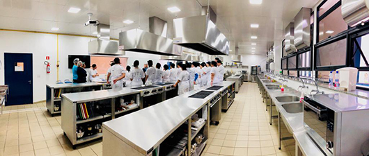 Projeto usa a gastronomia para inserir e capacitar jovens de baixa renda no mercado