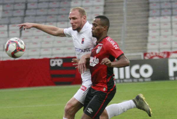 Carlos Eduardo tenta passar por Micael, do Paraná Clube