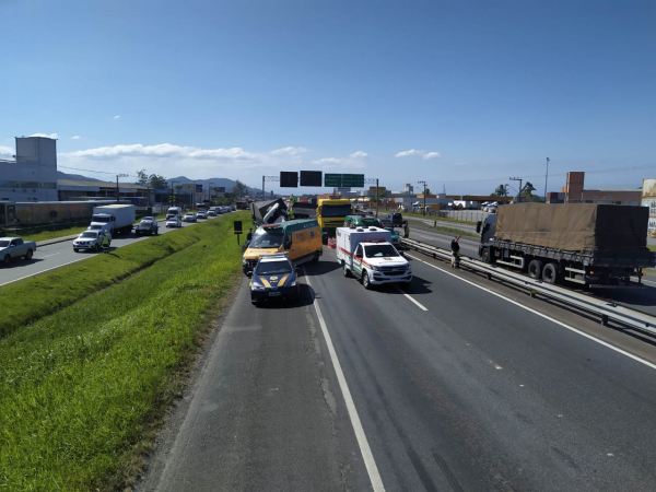 Acidente em Itajaí provocou a interdição da BR