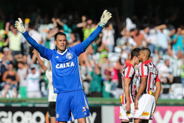 Wilson comemora gol no Couto Pereira