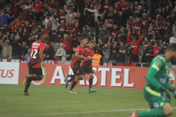 Bruno Guimarães comemora o gol da vitória