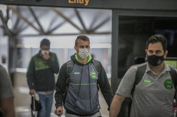 O zagueiro Henrique, no embarque do Coritiba