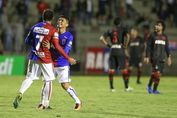 Renatinho comemora gol contra o Athletico, na Vila Capanema, em março de 2017
