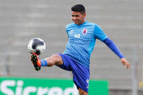 Renatinho em treino do Paraná Clube, em 2017