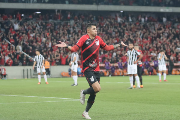 Nico Hernandez comemora o 101º gol do Athletico na Libertadores