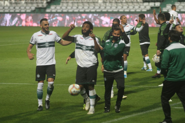 Sabino comemora gol do Coritiba