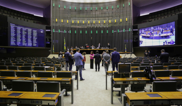 Câmara: deputados devem alterar proposta do governo Bolsonaro que prevê auxílio de R$ 200 mensais