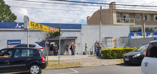 Posto de revenda no São Lourenço tinha fila pela manhã