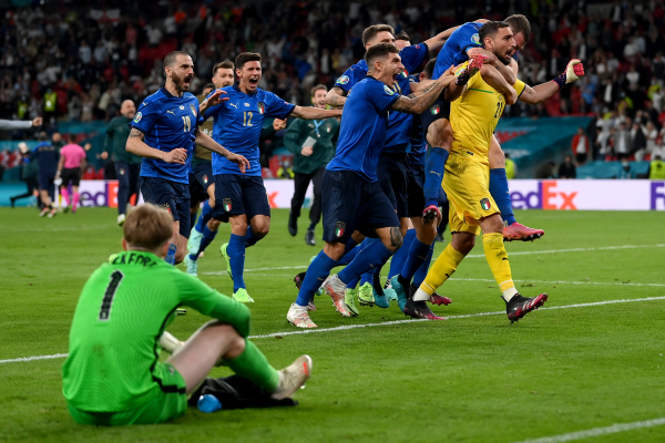 Jogadores da Itália abraçam o goleiro Donnarumma, que pegou dois pênaltis na final