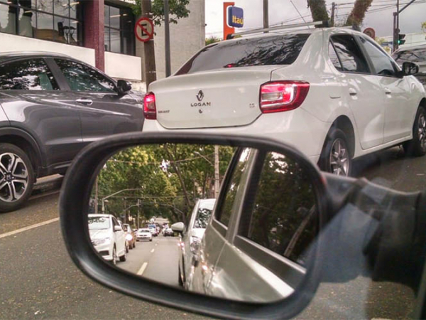 Fila de carros rumo à igreja dos Capuchinhos
