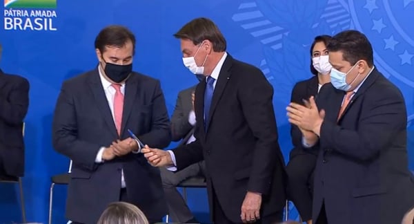 Maia, Bolsonaro e Alcolumbre na assinatura do decreto do auxílio emergencial