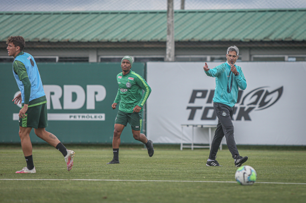 Rodrigo Santana orienta treino do Coritiba