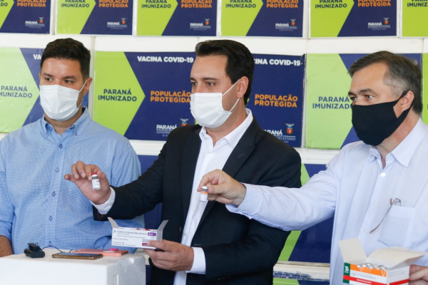 O governador Ratinho Júnior (ao centro) apresenta o novo programa de vacinação