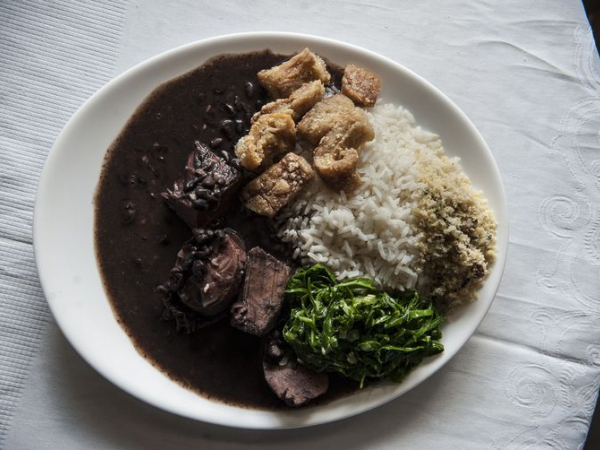 Se a porção de comida é excessiva, a recomendação é não comer tudo, mas sim dividir