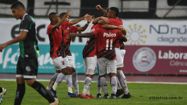 Jogadores do Athletico comemoram gol contra o Maringá