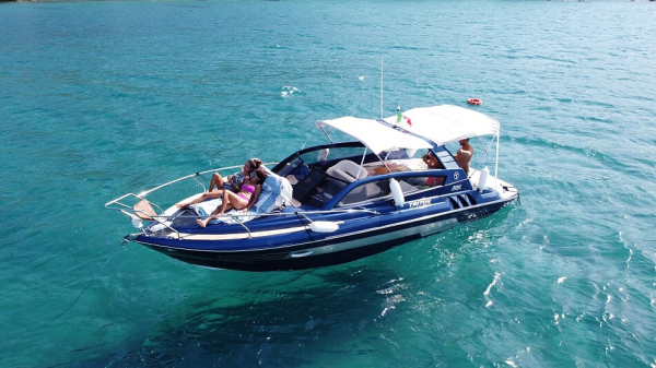 Embarcação Triton 300 Sport foi recentemente entregue a um cliente na Itália
