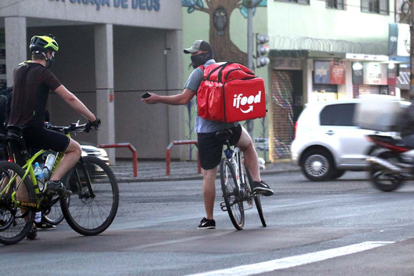 Trabalhar com entregas não é um trabalho fácil: eles rodam até 70 quilômetros diários para ganhar menos de um salário mínimo
