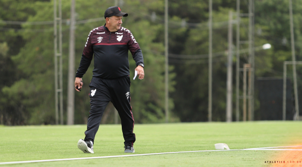 O técnico James Freitas