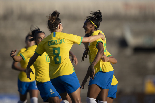 Jogadoras comemoram gol da seleção