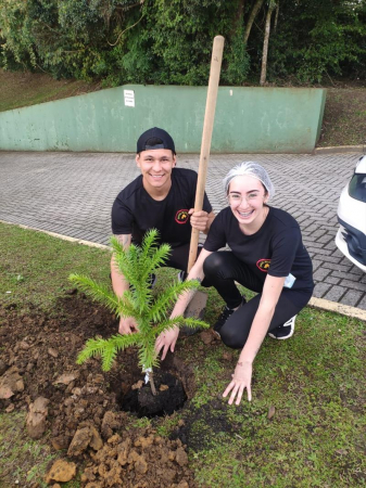 O casal de comerciantes Emanoele de Fátima Pereira de Carvalho e Lucas Matheus Shiga Nonatto, que esperam para dezembro o primeiro filho, dedicou ao bebê o plantio da futura árvore.