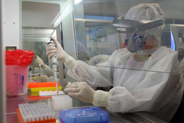 Laboratório do Paraná analisa amostra de material para o novo coronavírus