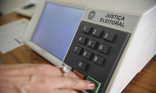 Juiz decidiu que afirmou que o dinheiro do fundo eleitoral fica à disposição do governo Jair Bolsonaro para ser usado "em favor de campanhas para o combate à Pandemia 