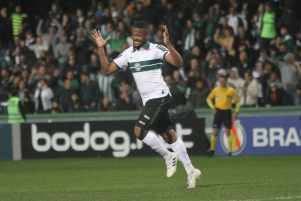 Sabino comemora gol pelo Coritiba
