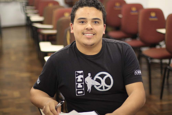 Luis Gustavo trocou de faculdade até conseguir uma bolsa