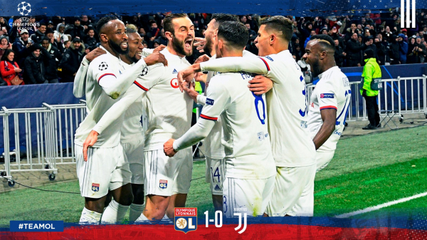 Jogadores do Lyon comemoram a vitória