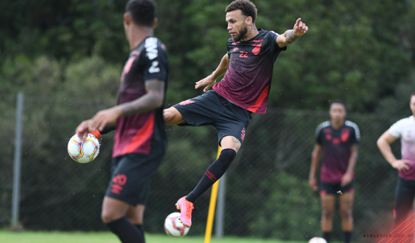 Jajá, do time de aspirantes, treina em Viamão (RS)
