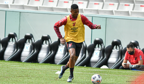 O lateral-esquerdo Abner, no último treino do Athletico antes da partida contra o Metropolitanos