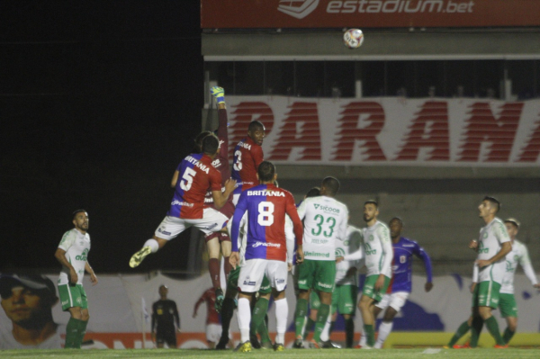 Salazar (3), do Paraná, contra a Chapecoense