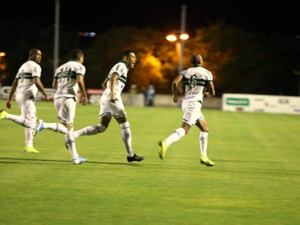 William Matheus comemora gol contra o São Bento