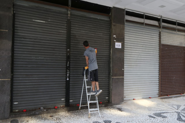 Comércio de Curitiba já fazia ajustes nesta terça para reabrir nesta quarta