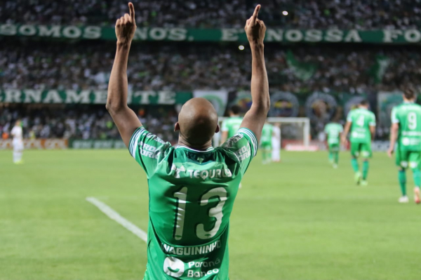 Waguininho comemora gol do Coritiba sobre o Operário