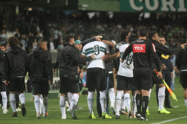 Coritiba comemora o primeiro gol desta terça e demonstra união entre jogadores e comissão técnica