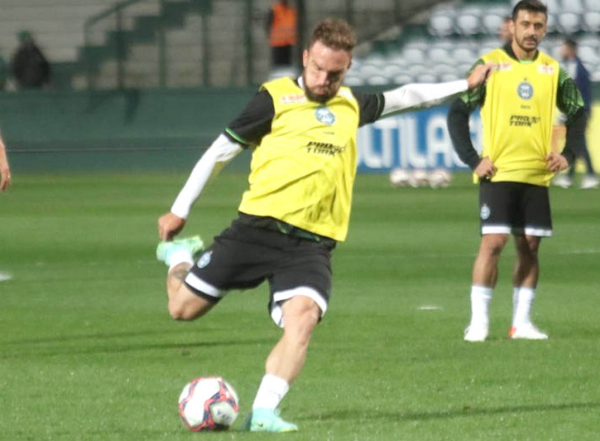 O volante Willian: retorno contra o Vasco