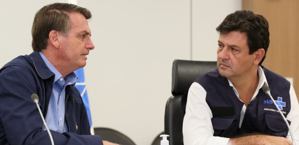 Bolsonaro e Mandetta: informação sobre a exoneração de Mandetta foi confirmada ao Globo por dois auxiliares do presidente da República, afirma o jornal.