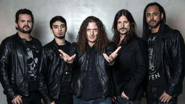 Angra: ao mesmo tempo em que celebra o passado, a banda olha para a frente em direção a outros projetos