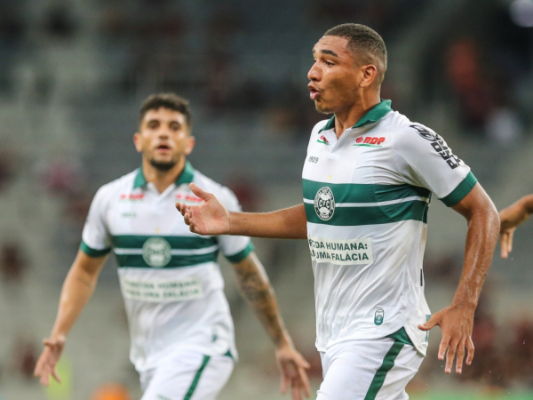 Igor Jesus comemora gol pelo Coritiba