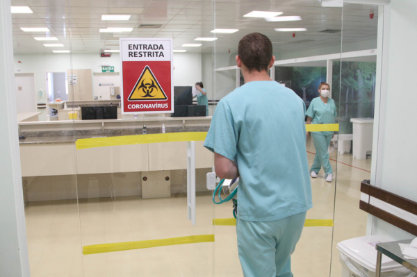 Na linha de frente de enfrentamento, profissionais ficam mais expostos
