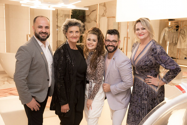 O arquiteto Alexandre Weiss, a diretora da CASACOR Paraná, Marina Nessi, a digital influencer Franciny Ehlke e os arquitetos Nelson Machado e Nara Moraes.