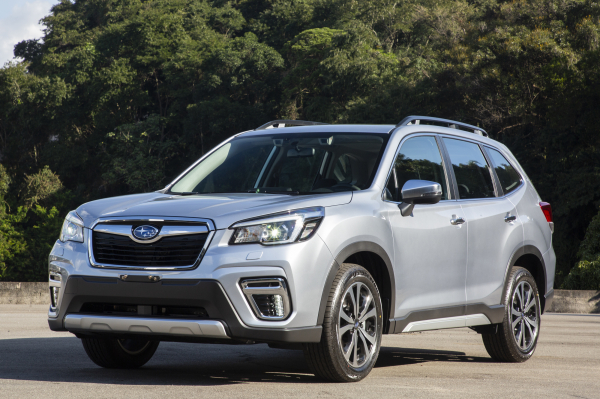 O Subaru está maior em 3 centímetros no comprimento (4,62 m)