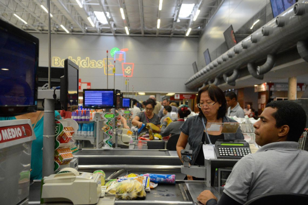 Índice Nacional de Preços ao Consumidor (INPC), que calcula a variação de cesta de compras de famílias com renda até cinco salários mínimos, ficou em 0,54% em novembro
