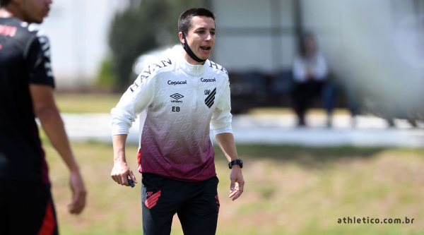 O técnico do Athletico, Eduardo Barros