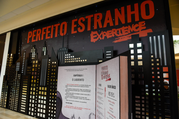 A cenografia do labirinto, criada pela Perverts, reproduz ambientes e situações que farão o leitor sentir, literalmente, o que acontece na casa