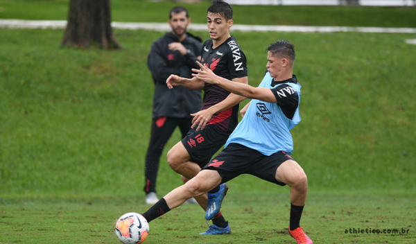 Léo Cittadini e Khellven disputam lance em treino