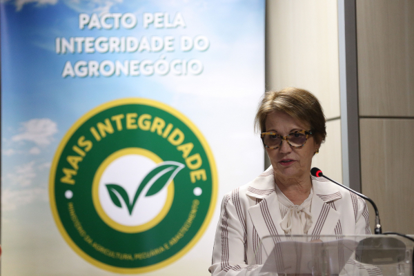 Tereza Cristina: "Abrir mercado não dá para ser por telefone, é olho no olho."