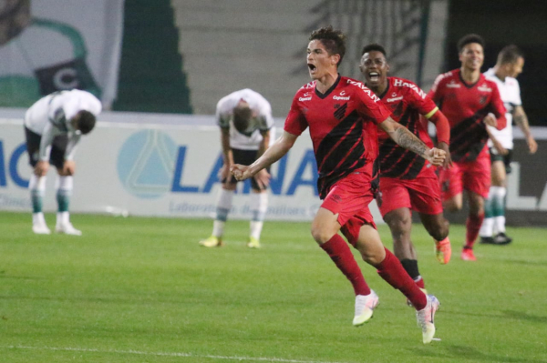 Khellven comemora o gol do Athletico