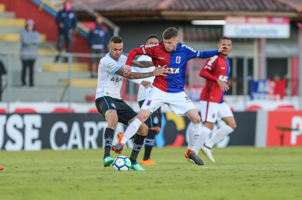 Caio Henrique em ação pelo Paraná Clube, em 2018